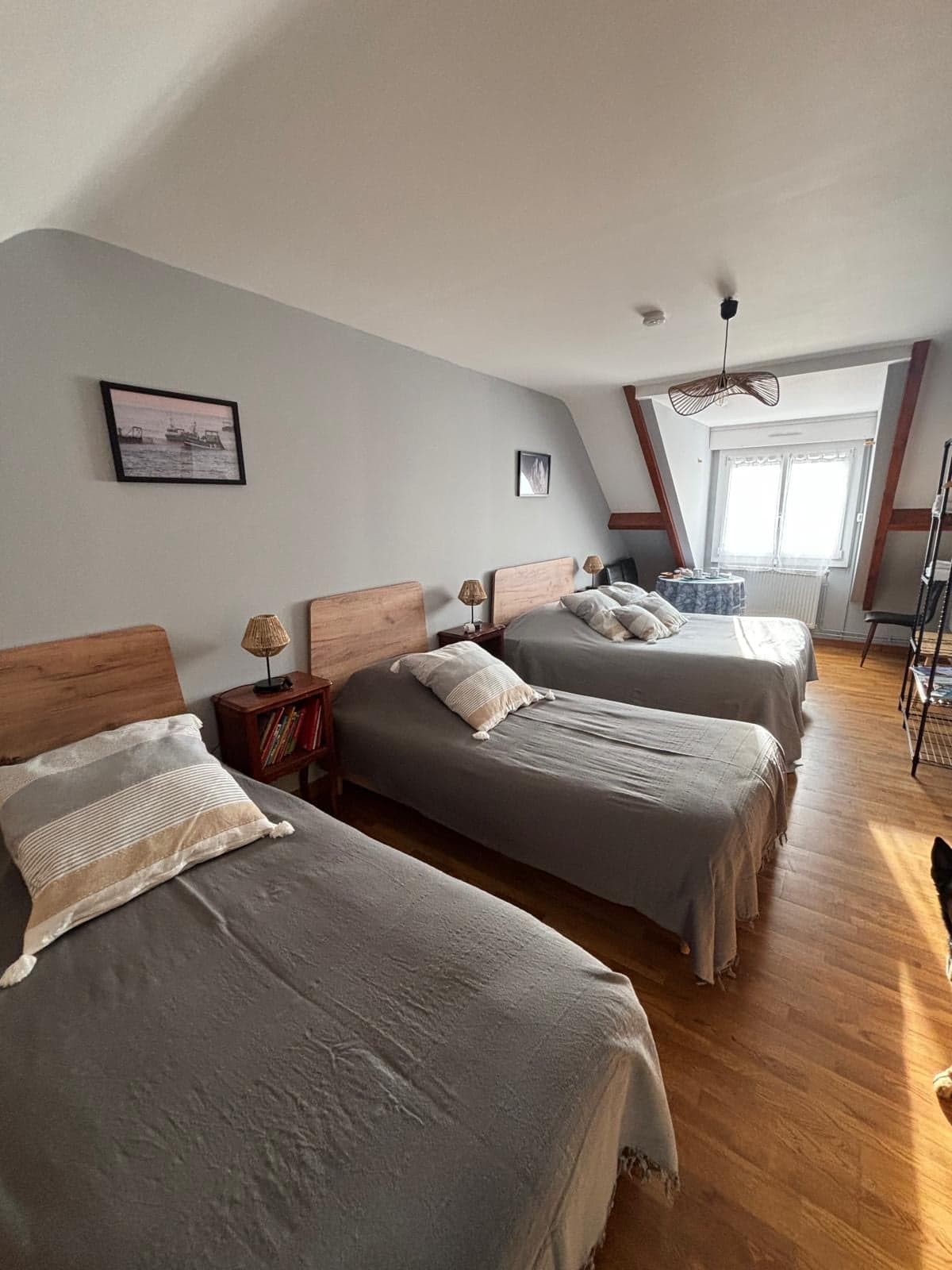 La chambre en enfilade jusqu'à la fenêtre, parquet de chêne