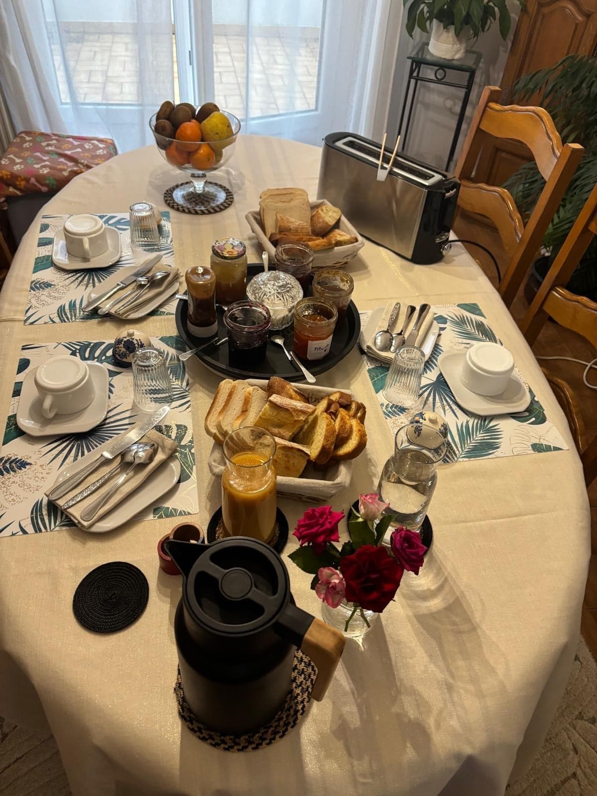 Confitures, pain et roses du jardin sur la table du matin