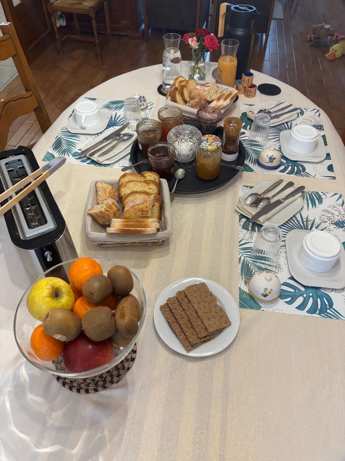 Fruits frais, brioche et confitures maison
